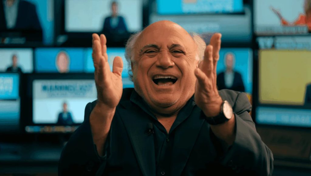 Video – Danny DeVito sorgt für Überraschungsmoment im „ManningCast“ – und wird zum Highlight des Abends Danny DeVito begeistert im überraschenden ManningCast-Auftritt