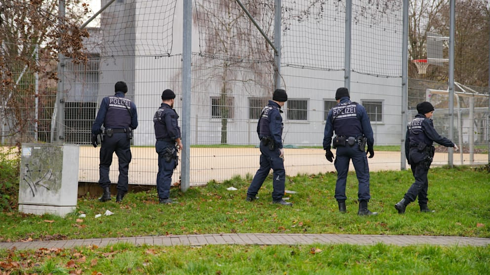 Stuttgart-Weilimdorf: Jugendlicher nach Schüssen schwer verletzt – Polizei ermittelt Schüsse in Stuttgart: Jugendlicher schwer verletzt