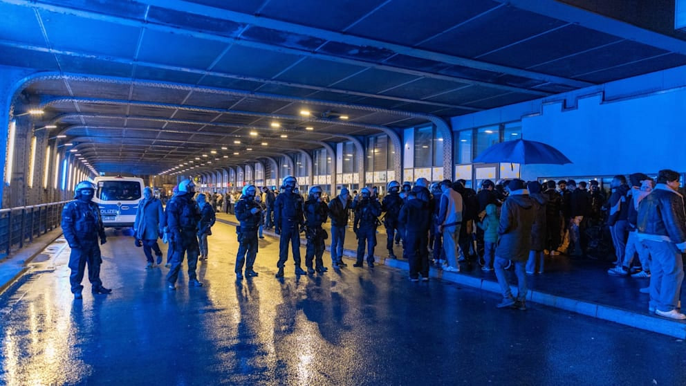 Essen: Messerangriff am Hauptbahnhof nach syrischer Demonstration – Polizei riegelt ab Messerangriff am Essener Hbf nach Demonstration