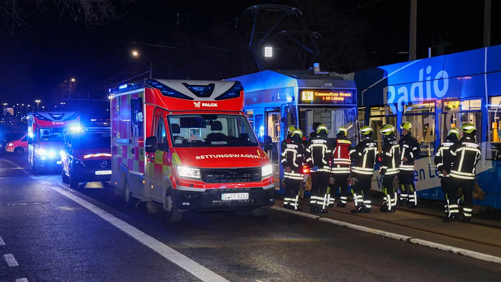 Frau in Leipzig zwischen zwei Straßenbahnen eingeklemmt: dramatischer Unfall am Abend Schwerer Tram-Unfall in Leipzig: Frau eingeklemmt
