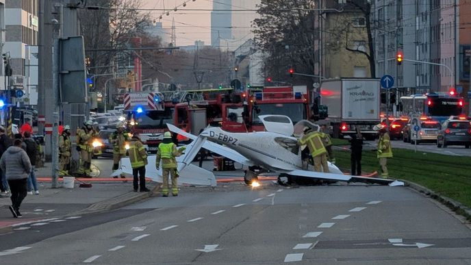 Motorsegler muss im Zentrum von Mannheim notlanden: Straßen gesperrt, Verletzte gemeldet (Aktualisiert) Notlandung eines Segelflugzeugs in Mannheim