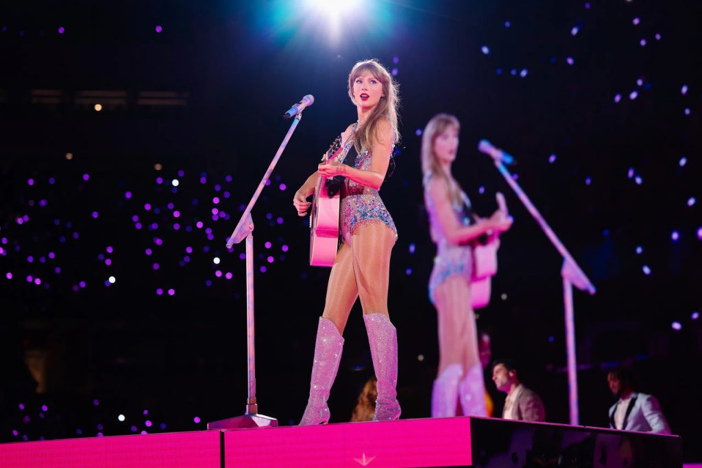 Taylor Swift veröffentlicht bewegende Doku über Tour-Schock und Terror Taylor Swift zeigt Tour-Angst in neuer Doku "The Eras Tour"