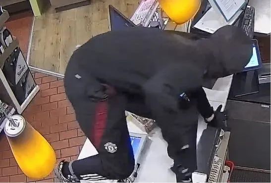 Polizei fahndet nach Tankstellenräubern in Essen