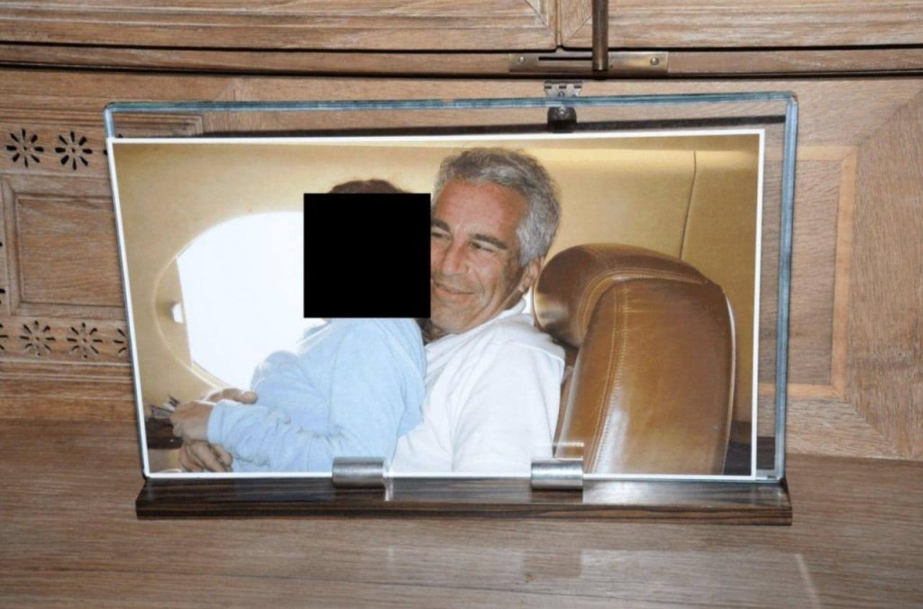 Epstein-Falldokumente veröffentlicht: Wer ist auf dem Foto?