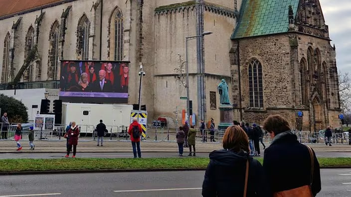 Jahrestag des Anschlags in Magdeburg: Die Stadt erinnert an die Opfer der Tragödie auf dem Weihnachtsmarkt Jahrestag des Anschlags in Magdeburg: Gedenken