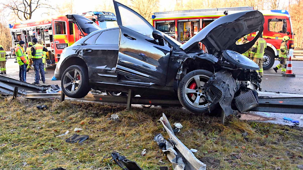 Drama auf der A95 bei München: Porsche-Fahrer lebensgefährlich verletzt Schwerer Unfall auf der A95 bei München mit Porsche
