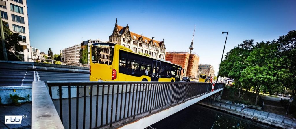 Brücke erst gesperrt, als es nicht mehr anders ging: Chaos um die Gertraudenbrücke Gertraudenbrücke gesperrt: Neues Verkehrschaos in Berlin