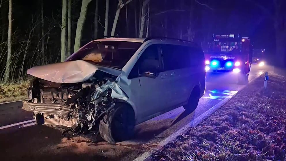 Tödliche Unfälle in Brandenburg: Zwei Frauen sterben bei Frontalcrash, weiterer Unfall fordert ein Opfer Tödliche Unfälle in Brandenburg: Drei Tote auf Landstraßen