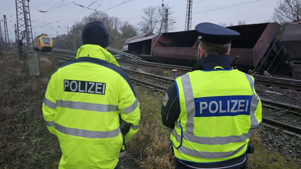 Güterzug entgleist bei Elze: Bahnstrecke in Niedersachsen bis nach Weihnachten gesperrt Güterzug entgleist bei Elze – Bahnstrecke gesperrt