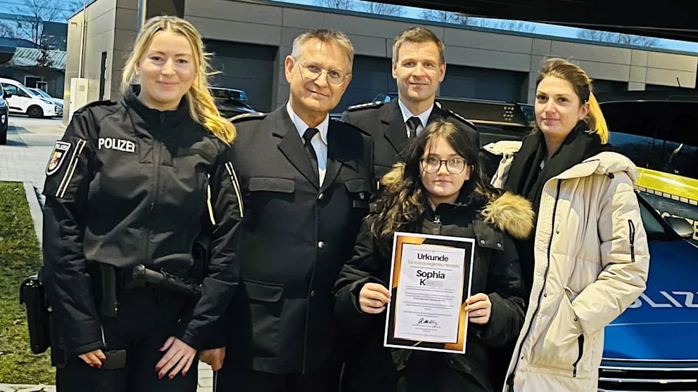 Zwölfjährige handelt entschlossen: Polizei lobt Mädchen nach Rettung eines Kleinkinds Zwölfjährige rettet Kleinkind in Stralsund