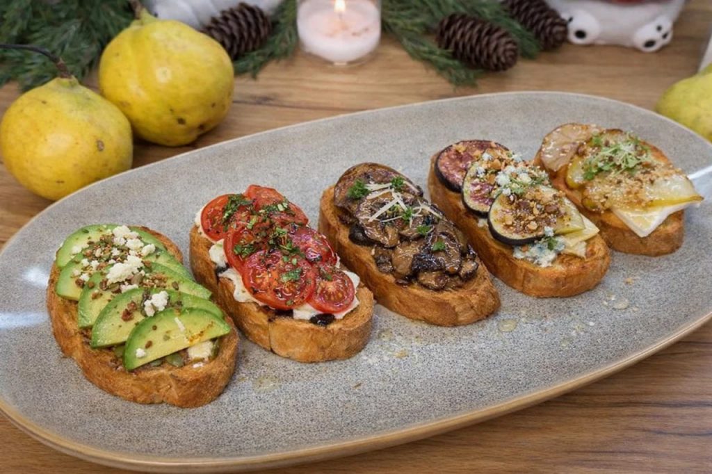 Festliche Canapés und Bruschetta zu Weihnachten: einfache Ideen für einen stilvollen Tisch Festliche Canapés und Bruschetta zu Weihnachten – Top Rezepte