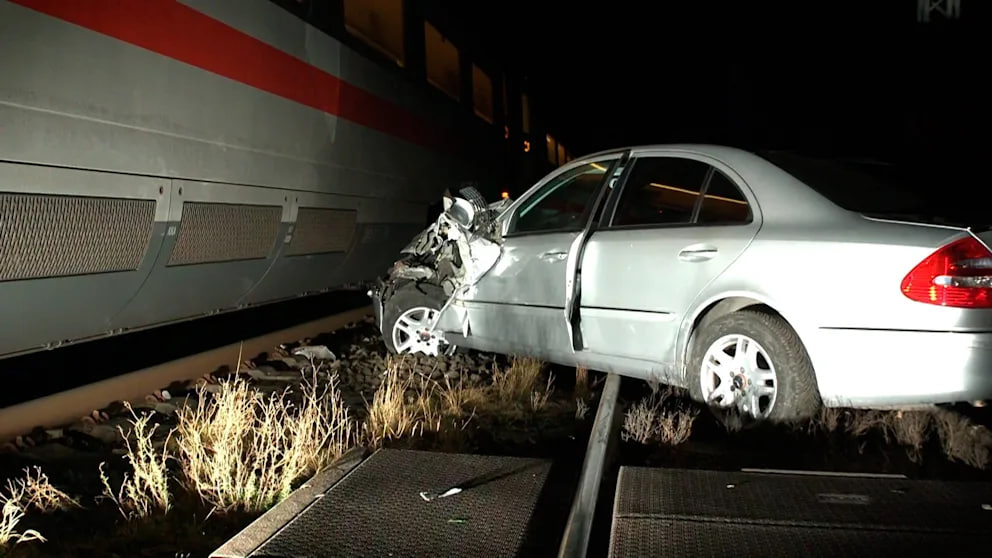 ICE kollidiert mit Auto in Dortmund – Fahrer verletzt