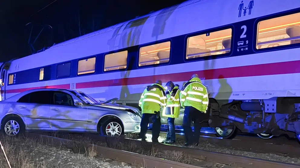 ICE rammt Auto an Bahnübergang in Dortmund – Fahrer hat großes Glück ICE kollidiert mit Auto in Dortmund – Fahrer verletzt
