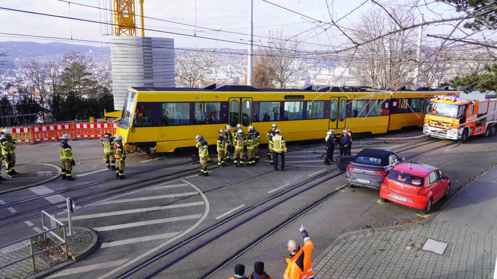 Schwerer Unfall in Stuttgart: Auto kollidiert mit Stadtbahn