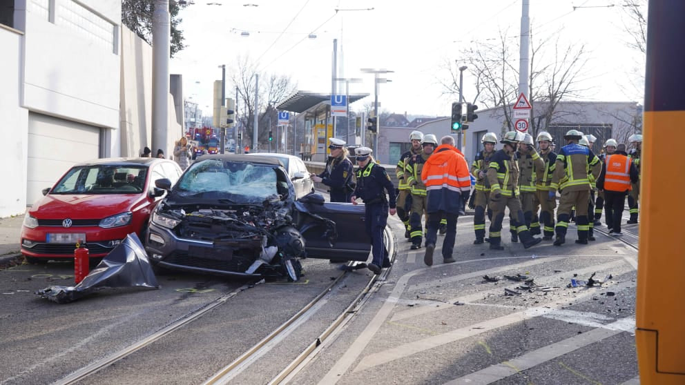 Schwerer Unfall in Stuttgart an Weihnachten: Auto prallt frontal in Stadtbahn Schwerer Unfall in Stuttgart: Auto kollidiert mit Stadtbahn