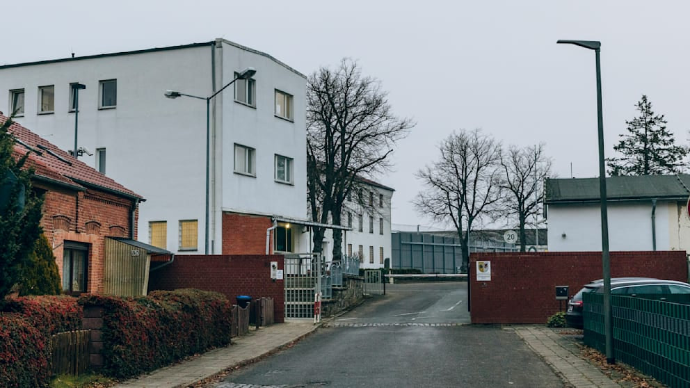 Toter Häftling an Weihnachten: Drama in der JVA Bützow erschüttert Mecklenburg JVA Bützow: Häftling stirbt an Weihnachten in seiner Zelle