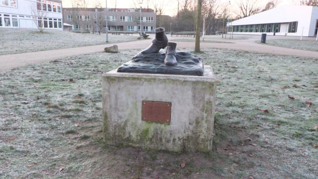 Goethe-Statue vor Hamburger Schule gestohlen: nur die Füße blieben zurück Goethe-Statue in Hamburg gestohlen: Polizei ermittelt