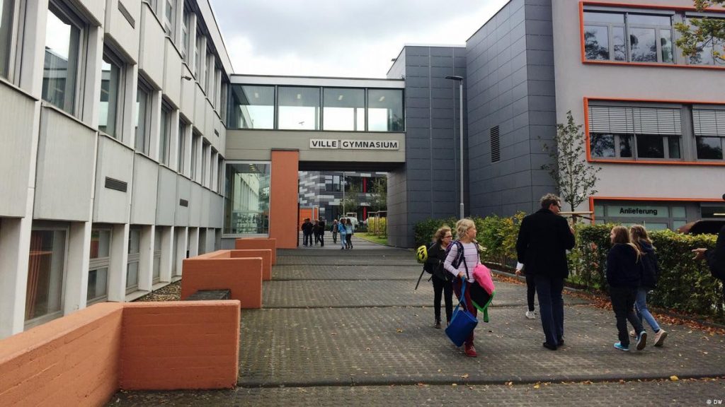 Lehrermangel überall – und trotzdem spart MV ausgerechnet an Schulen MV kürzt Lehrerstellen trotz Unterrichtsausfall