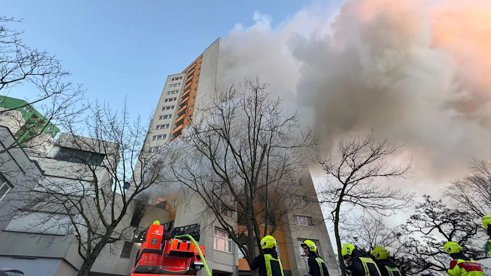 Flammen im Hochhaus: Brand in Berlin-Spandau verletzt mehrere Menschen Hochhausbrand in Berlin-Spandau verletzt mehrere Menschen