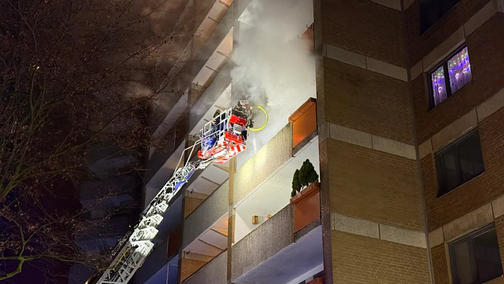 Balkonbrand in Hamburg kurz vor Silvester: 40 Bewohner aus Hochhaus gerettet Balkonbrand in Hamburg evakuiert 40 Bewohner