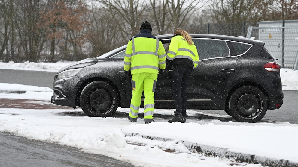 Autofahrer stirbt auf Parkplatz an der A28 bei Leer