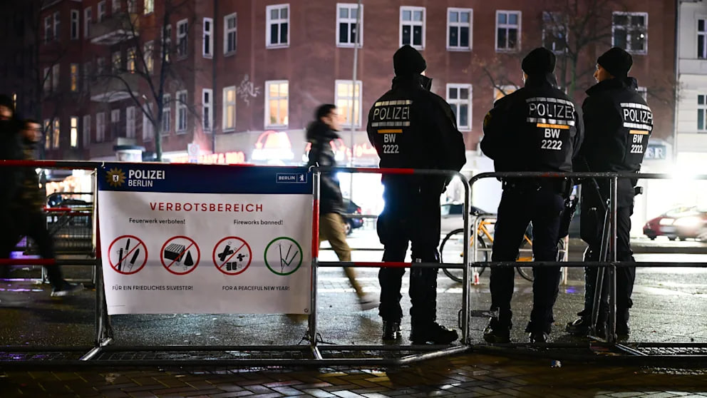 Kugelbombe explodiert in Berlin: Verletzter in Spandau, Angriffe auf Einsatzkräfte Berlin: Kugelbombe verletzt Person und Angriffe eskalieren