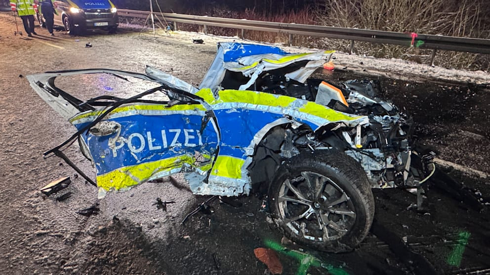 Silvester-Drama bei Hof: Polizeiwagen gerät in Gegenverkehr, junger Beamter stirbt Polizeiwagen verunglückt bei Hof: Beamter stirbt