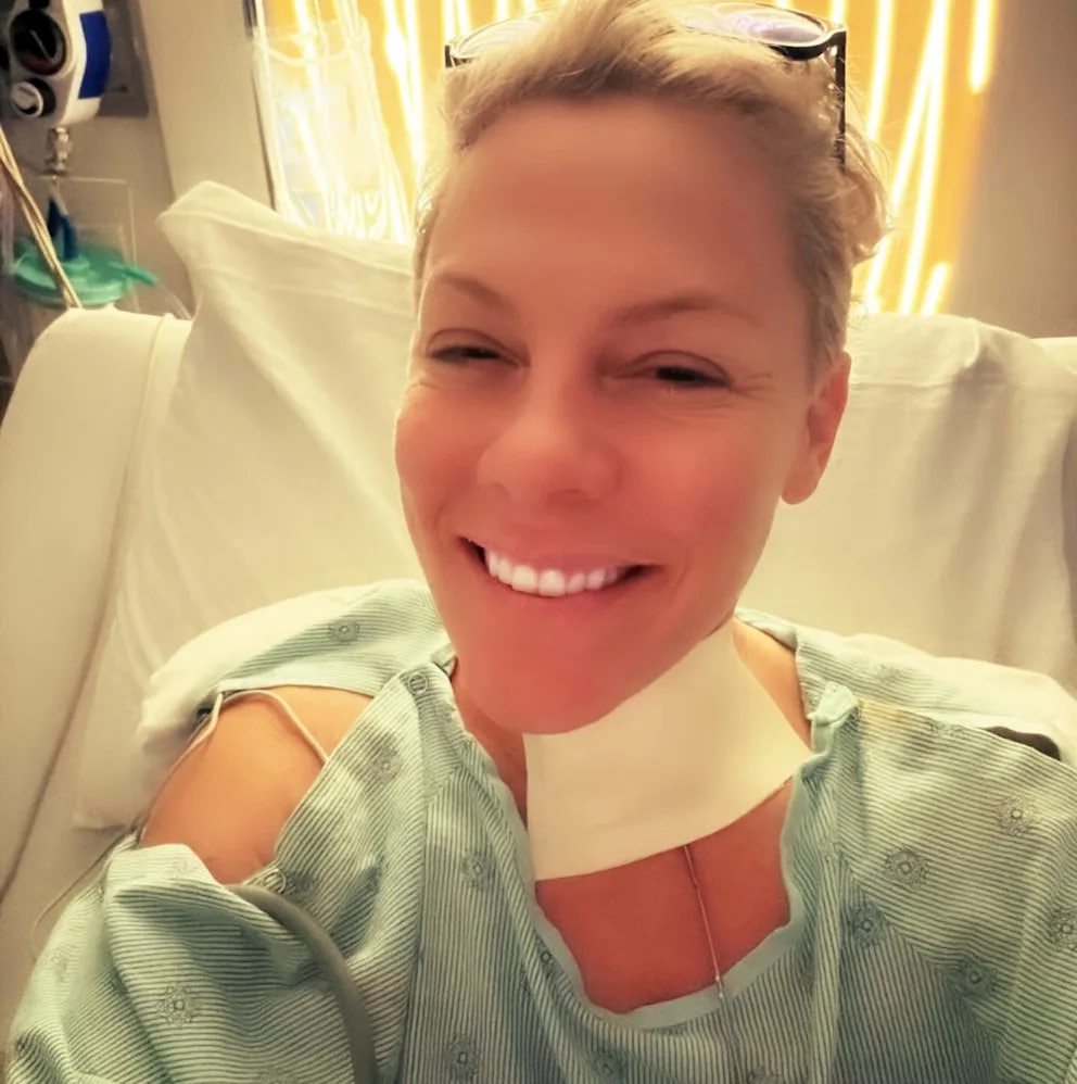 Pink startet 2026 nach Bandscheiben-OP im Krankenhaus