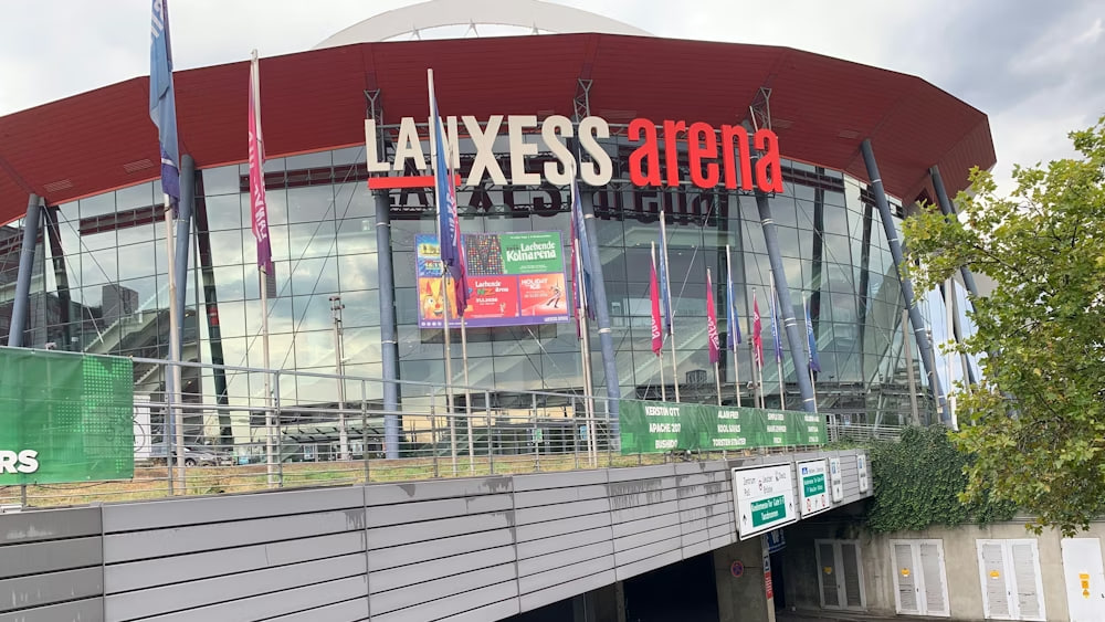 Bier ohne Warteschlange: In der Lanxess-Arena zapft jetzt ein Roboter Kölsch Lanxess-Arena testet Roboter zum Kölschzapfen