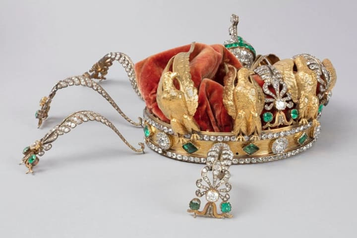 So sieht die aus dem Louvre gestohlene, verbogene Krone aus