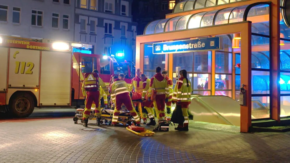 Telefonstreit eskaliert in Dortmunder Stadtbahn – Mann sticht Fahrgast in den Nacken Mann sticht Fahrgast mit Messer – was führte zum Streit?