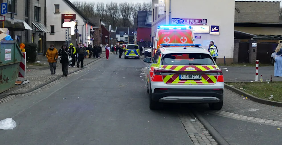 Niederkassel: Sturz von Karnevalswagen – Hubschrauber im Einsatz, drei Männer verletzt Niederkassel: Menschen stürzen von Karnevalswagen – Details