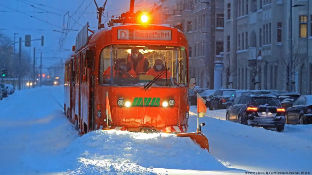 Schnee und Glatteis legen Deutschland lahm: Wo Schulen, Straßen und Züge betroffen sind Schnee und Glatteis stoppen Deutschland: Was ist wo geschlossen