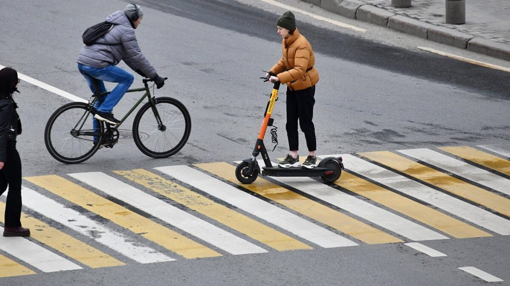 Warum E-Scooter alle nerven, aber es immer mehr von ihnen gibt