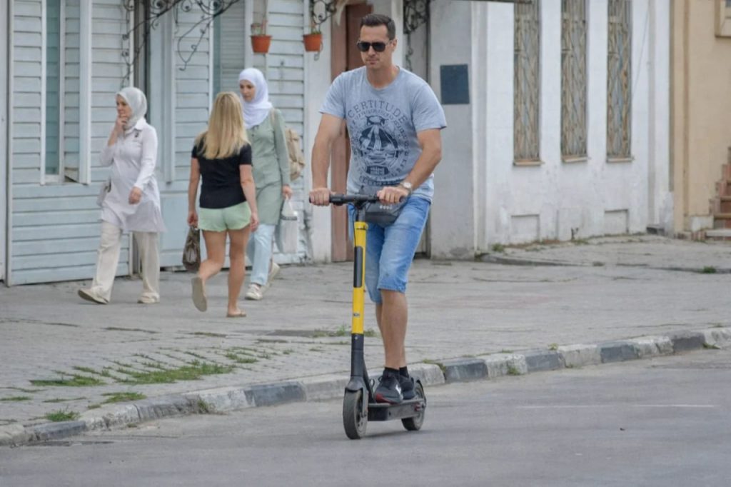 Warum E-Scooter-Fahrer unbeliebt sind, Verleihdienste aber trotzdem beliebt bleiben Warum E-Scooter alle nerven, aber es immer mehr von ihnen gibt